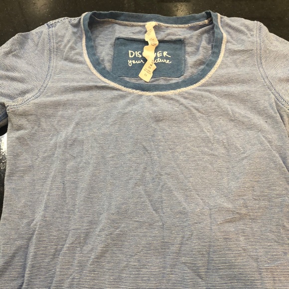 Lululemon size 2 soft tee with small stripe - Picture 3 of 3